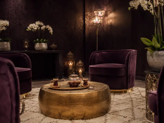 Kadife koltuklu, çay masalı bekleme salonu — Çağlayan, Masaj Salonun