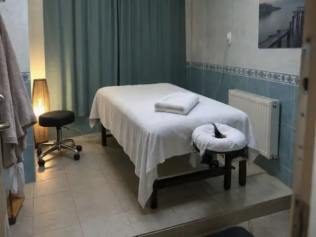 Mavi perdeli odada masaj masası ve tabure — Çağlayan, Masaj Salonun