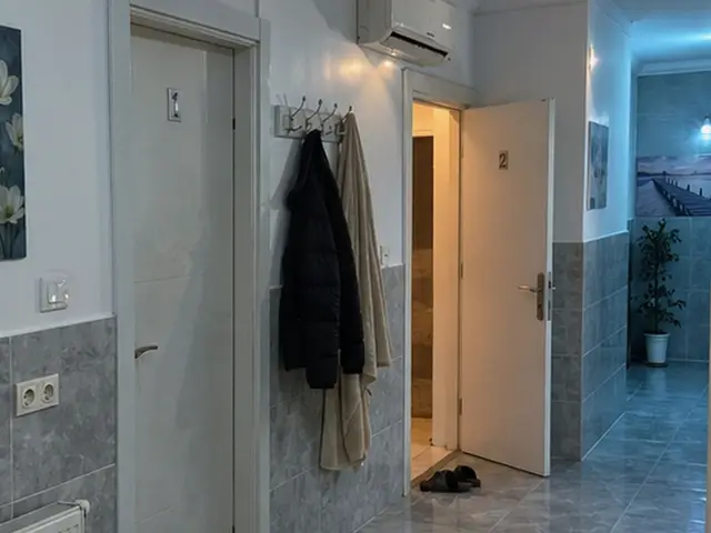 Oda girişinde askı ve temiz terlik — Çağlayan, Masaj Salonun
