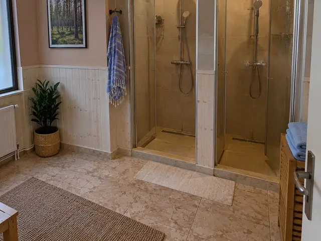 Duş kabinleri ve bank bulunan hamam öncesi alan — Çağlayan, Masaj Salonun